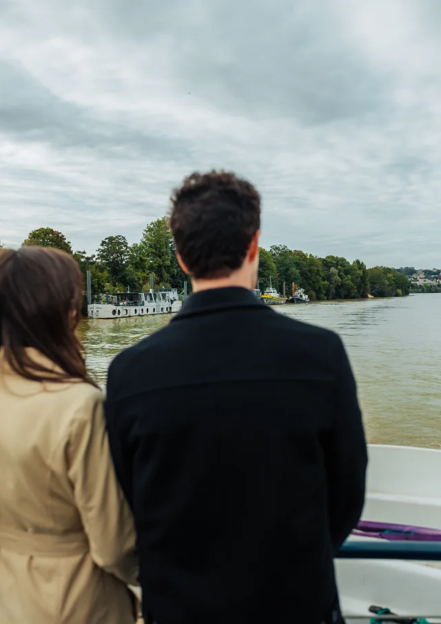 Couple entrain de regarder la seine pendant une croisière