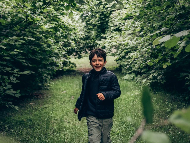 Enfant qui court seul entre les arbres à Croissy-sur-Seine