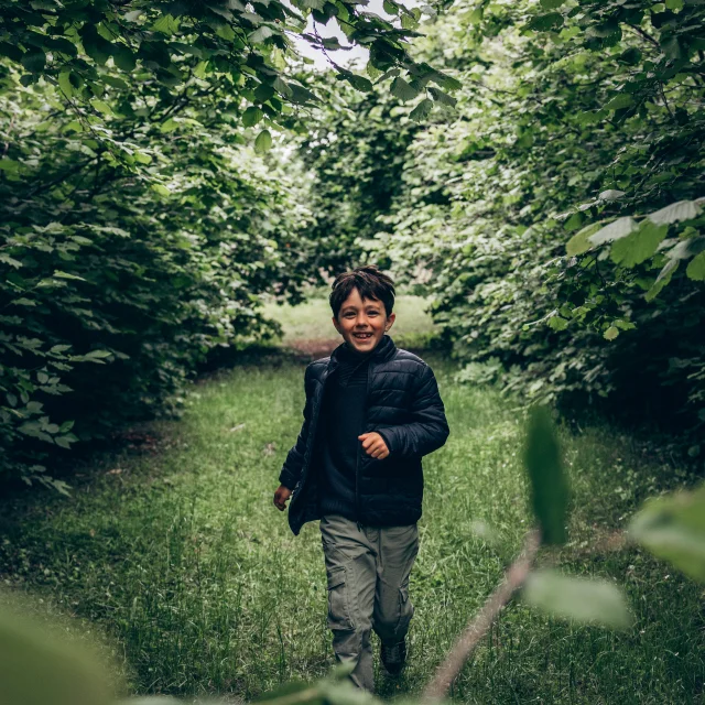 Enfant qui court seul entre les arbres à Croissy-sur-Seine