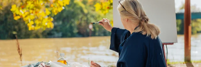 Woman painting on a canvas on the banks of the Seine