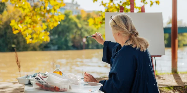 Woman painting on a canvas on the banks of the Seine