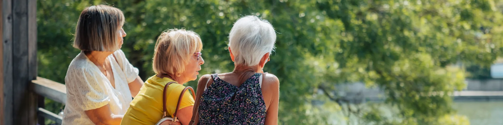 Trois femmes entrain de discuter et de profiter de l'instant présent