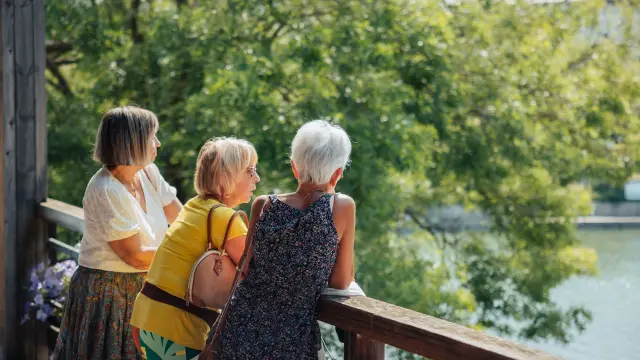 Trois femmes entrain de discuter et de profiter de l'instant présent