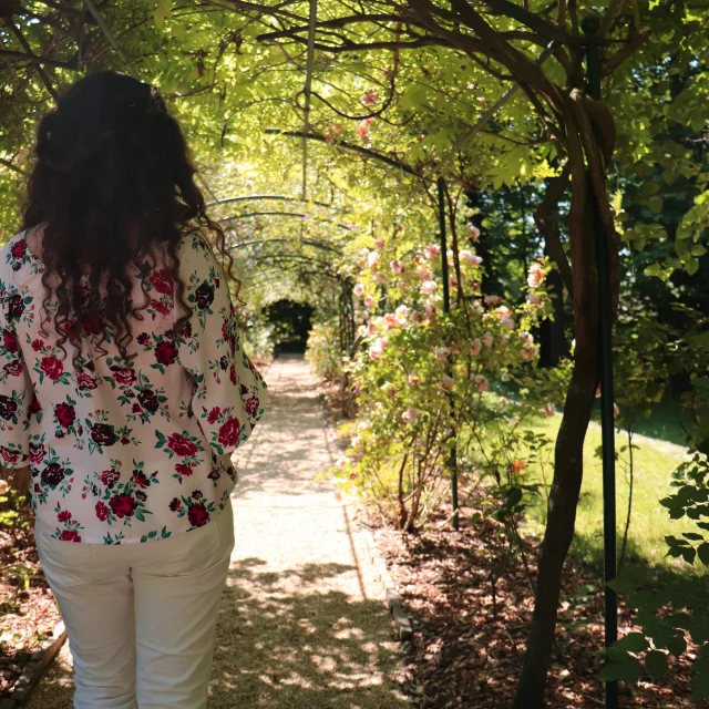Femme dans le jardin du Musée Maurice Denis