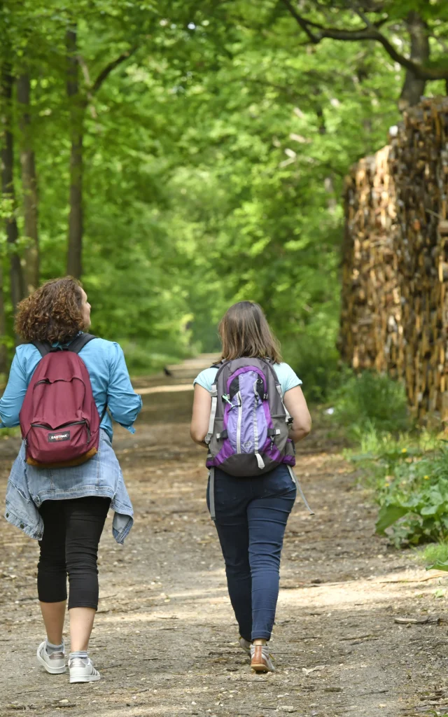 Deux personnes en rando en forêt de Saint-Germain