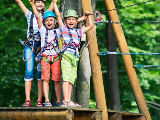 Enfants à l'accrobranche à Saint-Germain-en-Laye