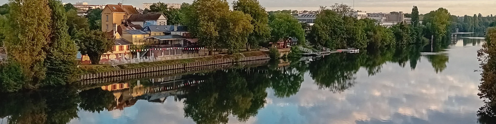 Vue sur l'ile des impressionnistes à Chatou depuis le pont