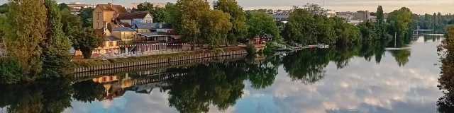 Vue sur l'ile des impressionnistes à Chatou depuis le pont