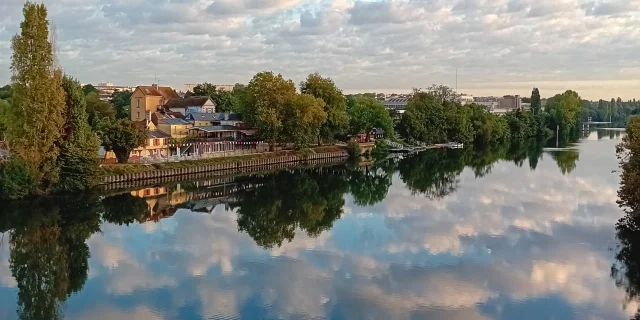 Vue sur l'ile des impressionnistes à Chatou depuis le pont