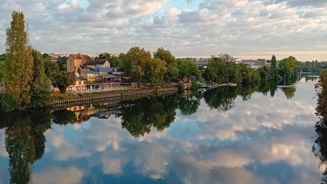 Vue sur l'ile des impressionnistes à Chatou depuis le pont