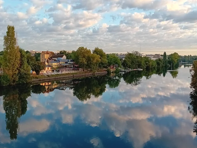 Vue sur l'ile des impressionnistes à Chatou depuis le pont
