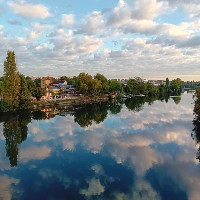 Vue sur l'ile des impressionnistes à Chatou depuis le pont
