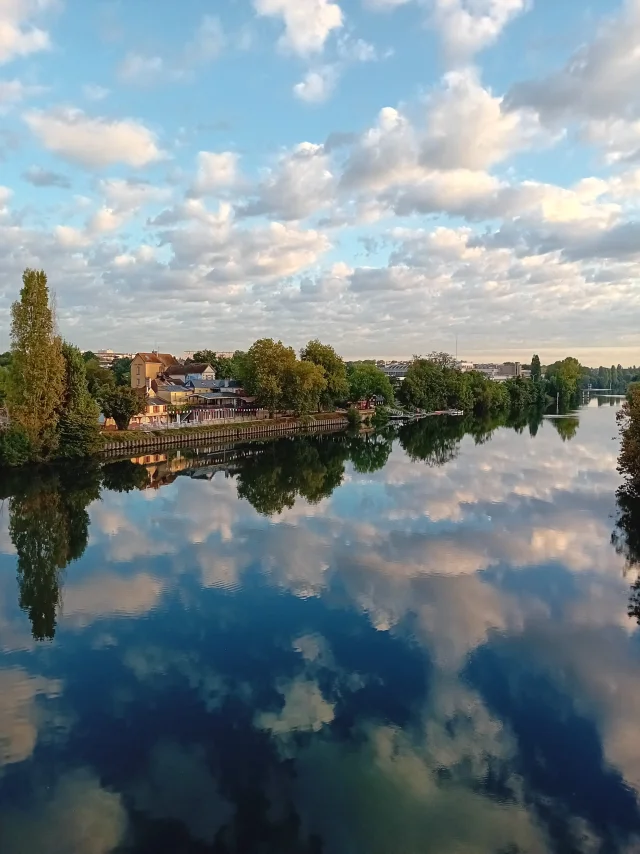 Vue sur l'ile des impressionnistes à Chatou depuis le pont