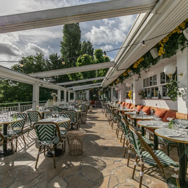 Terrasse de la Maison Louveciennes pour un déjeuner ensoleillé