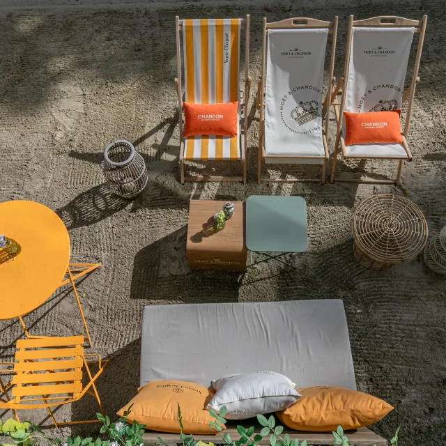 Les pieds dans le sable au restaurant la Maison Louveciennes pour un déjeuner estivale et ensoleillé.