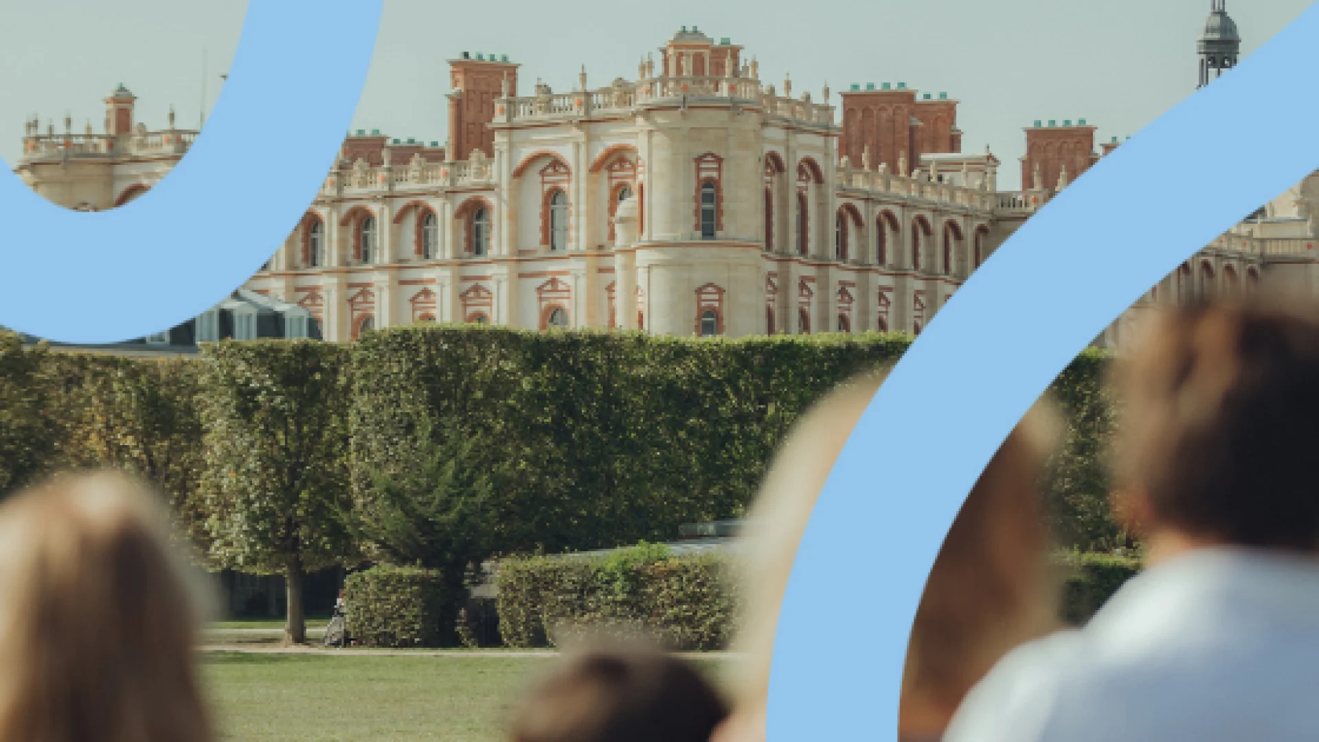 Famille observant le château de Saint-Germain-en-Laye avec la boucle de Seine OTISGBS