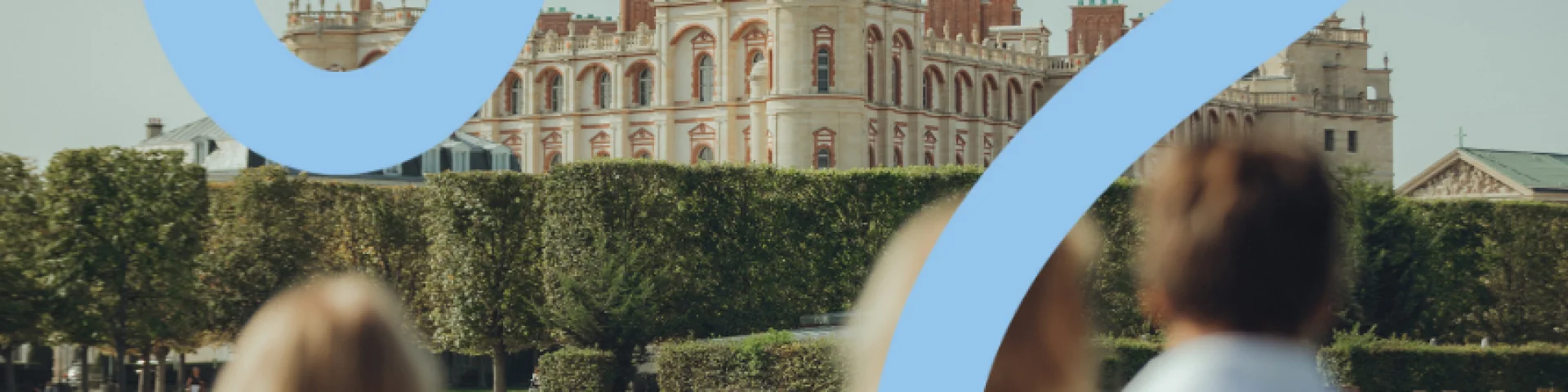 Famille observant le château de Saint-Germain-en-Laye avec la boucle de Seine OTISGBS