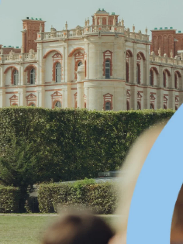 Famille observant le château de Saint-Germain-en-Laye avec la boucle de Seine OTISGBS
