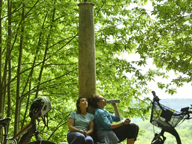 Petite pause bien méritée sur le sentier des oratoires pour deux copines au printemps OTISGBS