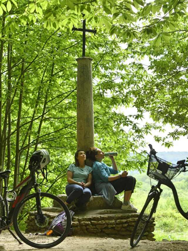 Petite pause bien méritée sur le sentier des oratoires pour deux copines au printemps OTISGBS