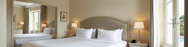 Chambre Touristique Avec Un Grand Lit Dans Une Decoration Soignee Et Epuree 1