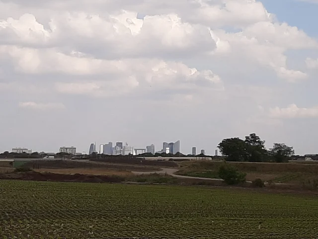 Plaine de Montesson avec vue sur La Défense