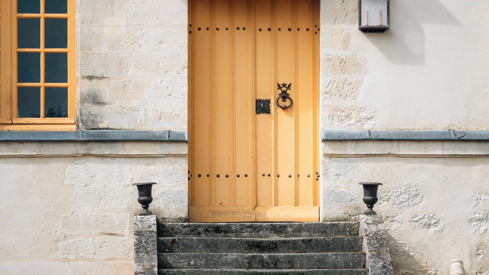 Moment de vie à Louveciennes avec un chien dormant près d'une maison OTISGSB