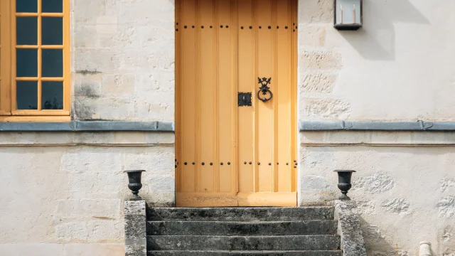 Moment de vie à Louveciennes avec un chien dormant près d'une maison OTISGSB