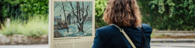 Personne regardant un panneau du Chemin des Impressionnistes à Louveciennes