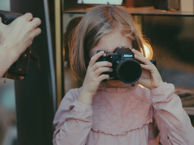 Une petite fille s'amusant avec un appareil photo pendant la foire de Chatou - OTISGBS