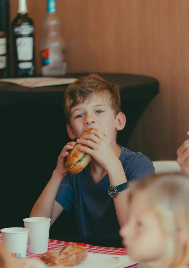 Enfant entrain de manger lors de la foire de Chatou - OTISGBS