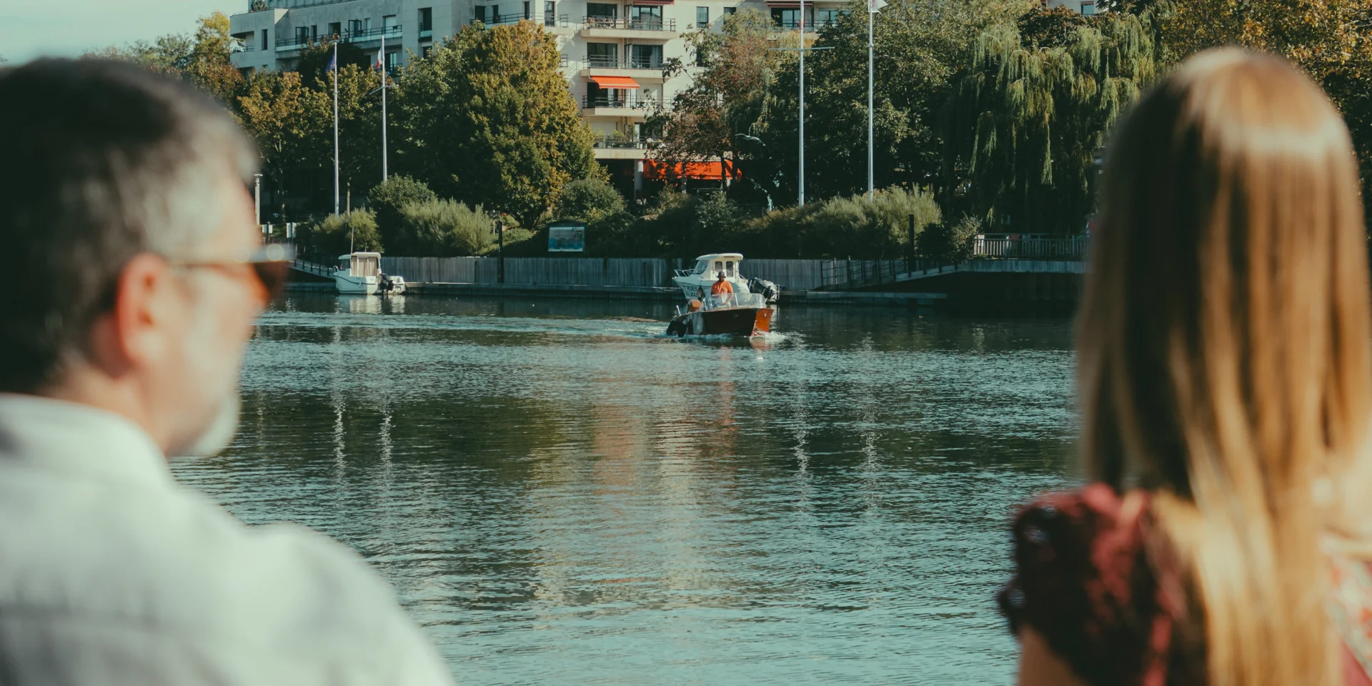 Famille devant la seine sur l'ile des impressionnistes à Chatou