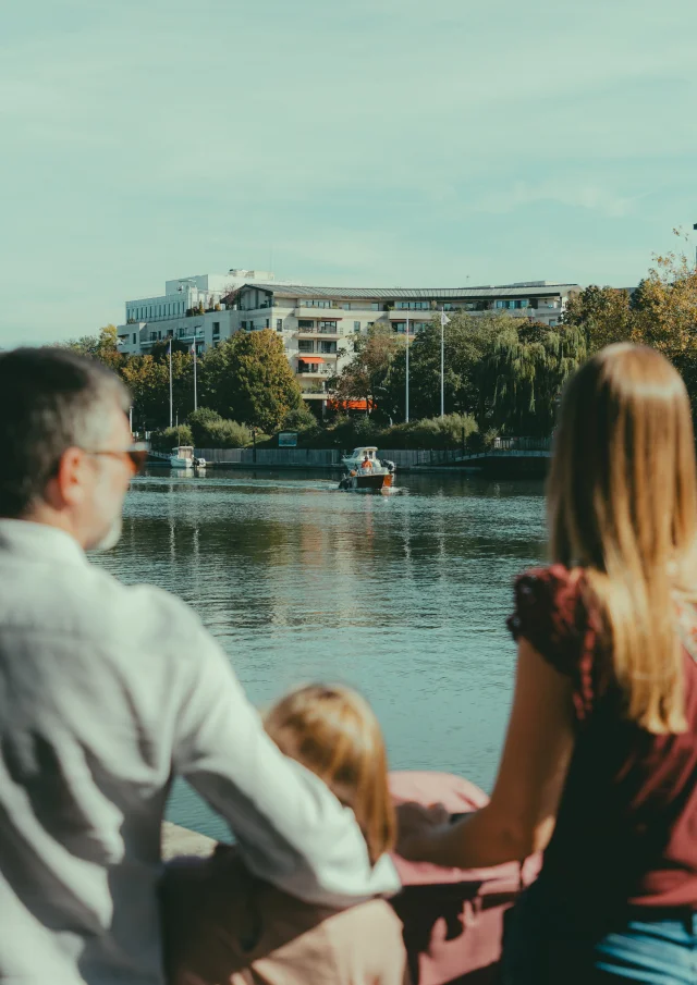 Famille devant la seine sur l'ile des impressionnistes à Chatou