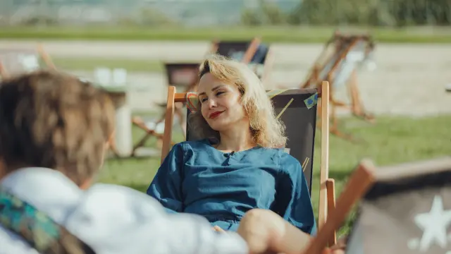 Femme sur un transat au soleil OTISGBS