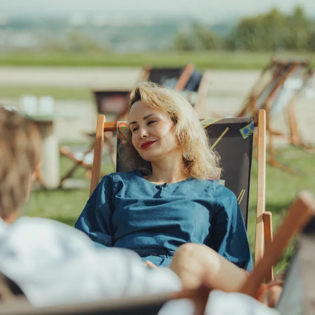 Femme sur un transat au soleil OTISGBS