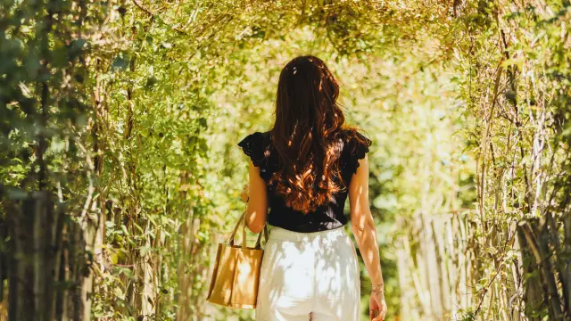 Une femme entrain de marcher dans un parc à Sartrouville OTISGBS