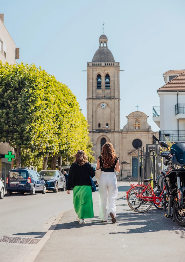 Deux personnes qui marchent face à l'église OTISGBS