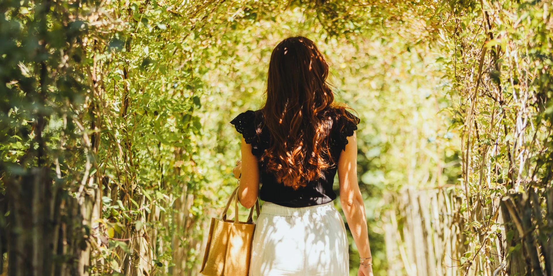 Une femme entrain de marcher dans un parc à Sartrouville OTISGBS