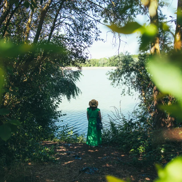 Personne regardant l'eau au parc de la Boucle à Montesson OTISGBS