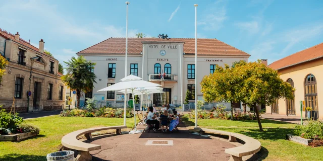 Place de l'hôtel de ville à Montesson OTISGBS