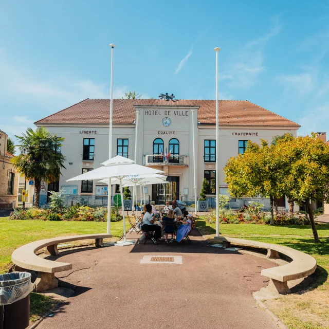Place de l'hôtel de ville à Montesson OTISGBS