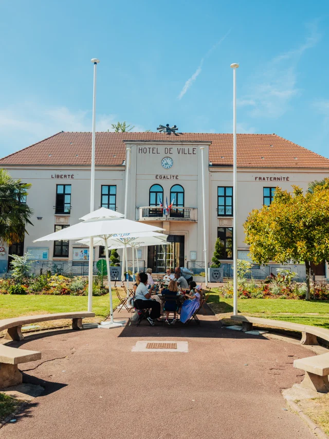 Place de l'hôtel de ville à Montesson OTISGBS