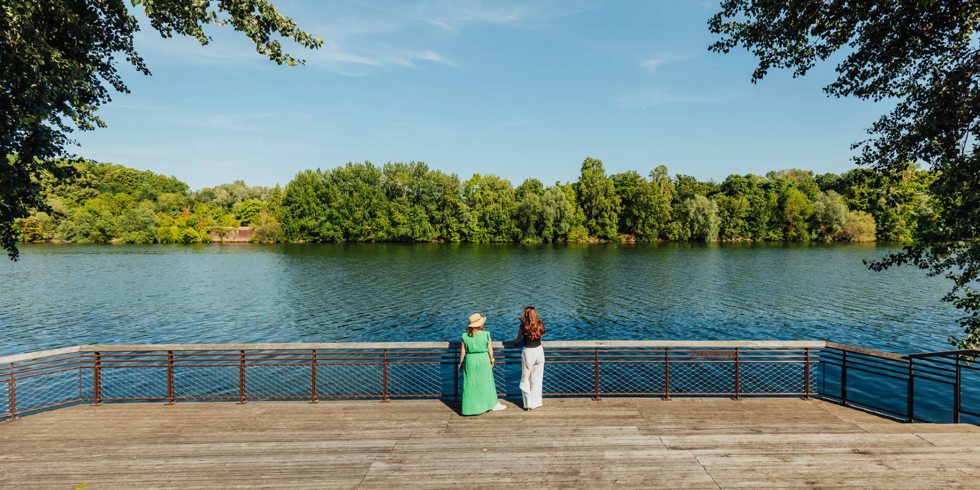 Deux femmes sur les berges du Mesnil-le-Roi OTISGBS