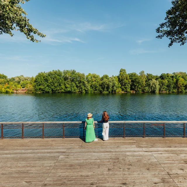 Deux femmes sur les berges du Mesnil-le-Roi OTISGBS