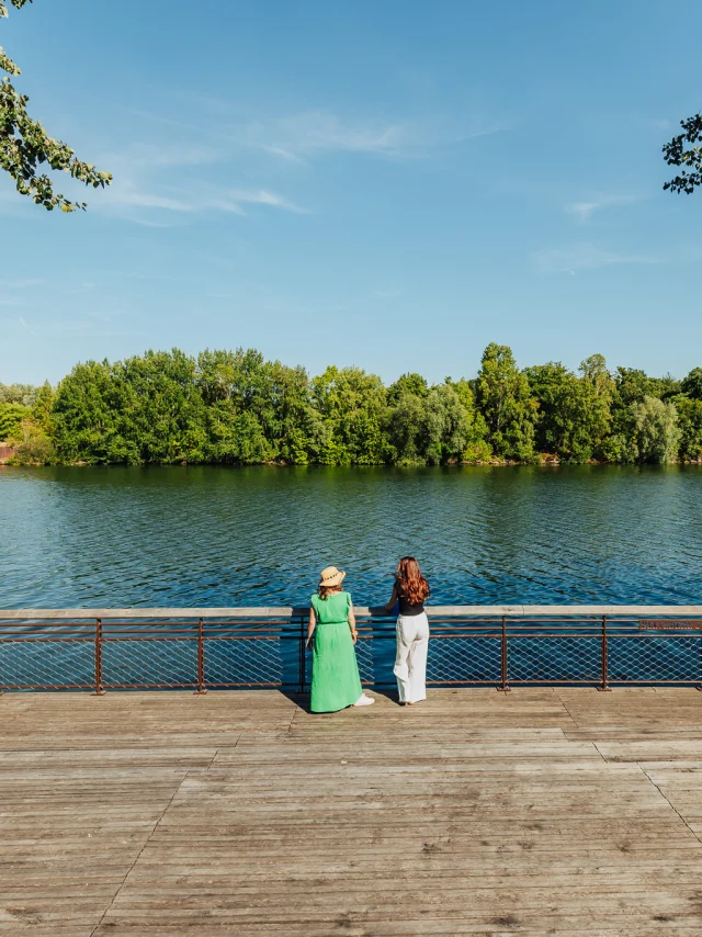 Deux femmes sur les berges du Mesnil-le-Roi OTISGBS