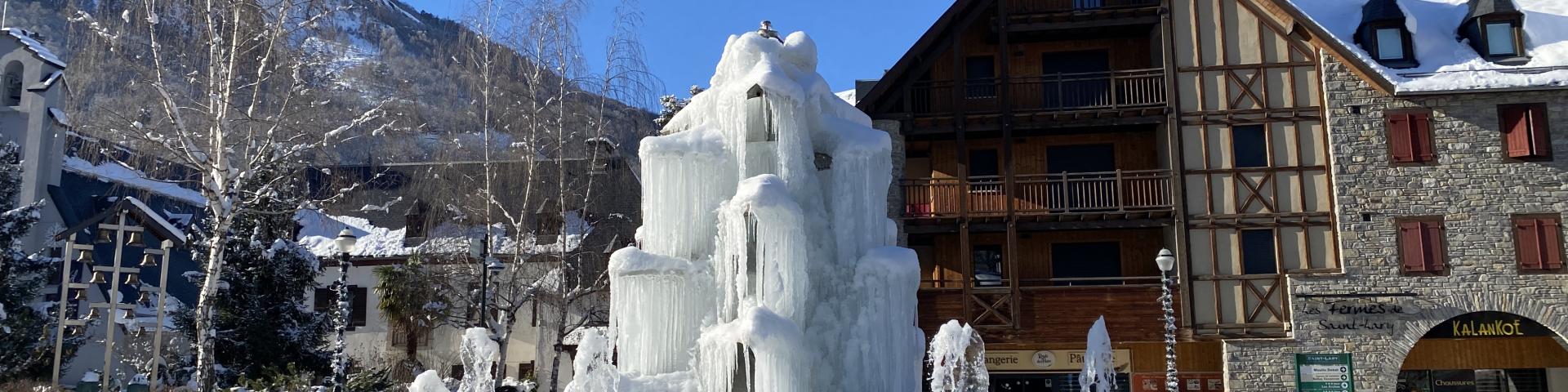Fuente de hielo frente a las Fermes de saint lary