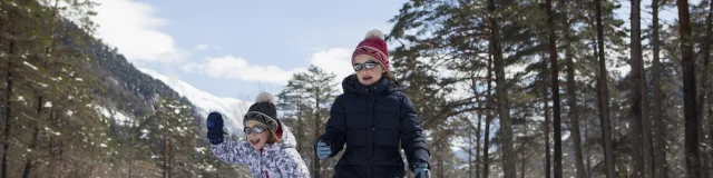 enfants qui courent dans la vallée de la pineta