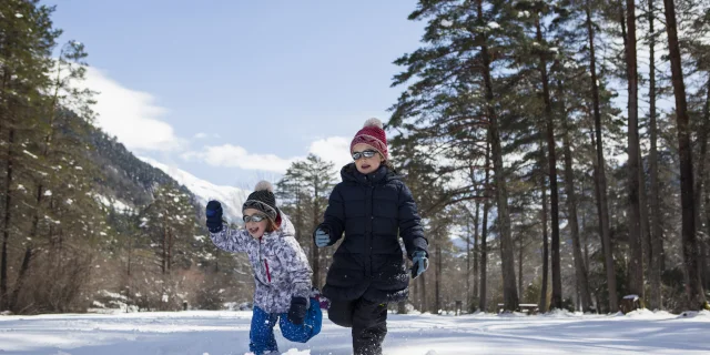 enfants qui courent dans la vallée de la pineta