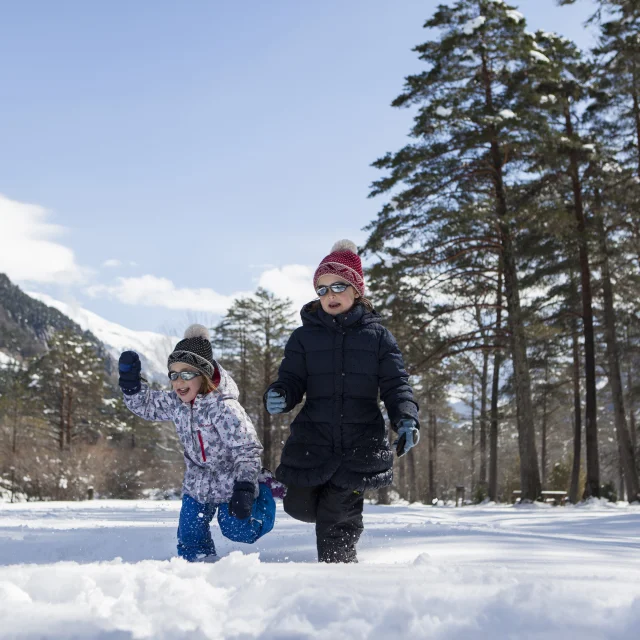 enfants qui courent dans la vallée de la pineta