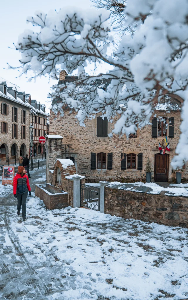 balades dans les rues enneigés du village de Saint-Lary